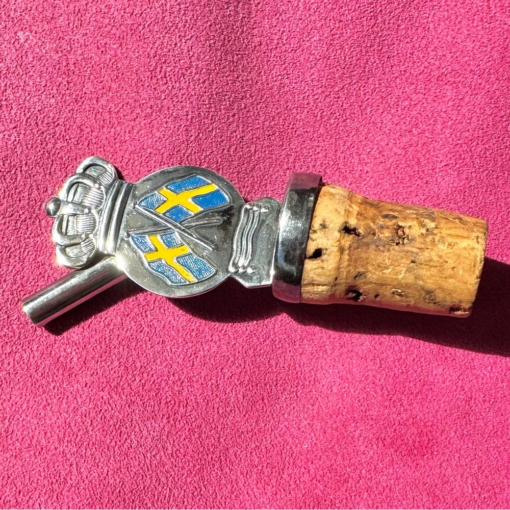 Vintage Bottle Stopper / Pourer with Swedish Flag -  Silver and Cork - Picture 9 of 10